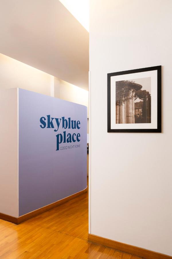 een witte muur met een blauw plaatsnaambordje in een kamer bij Sky Blue Place Rome in Rome