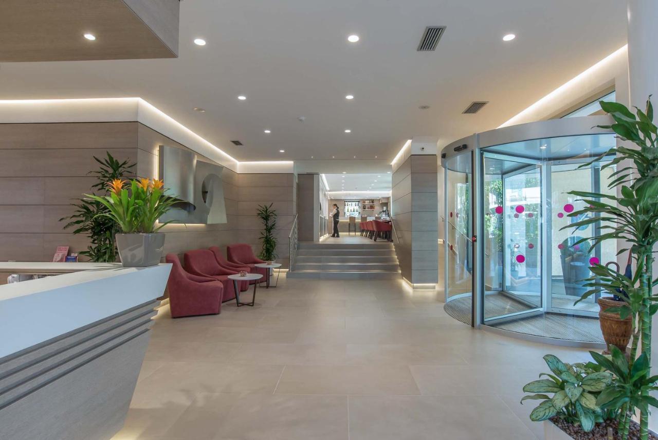 een lobby met rood meubilair en planten in een gebouw bij Hotel La Giocca in Rome +124 foto's