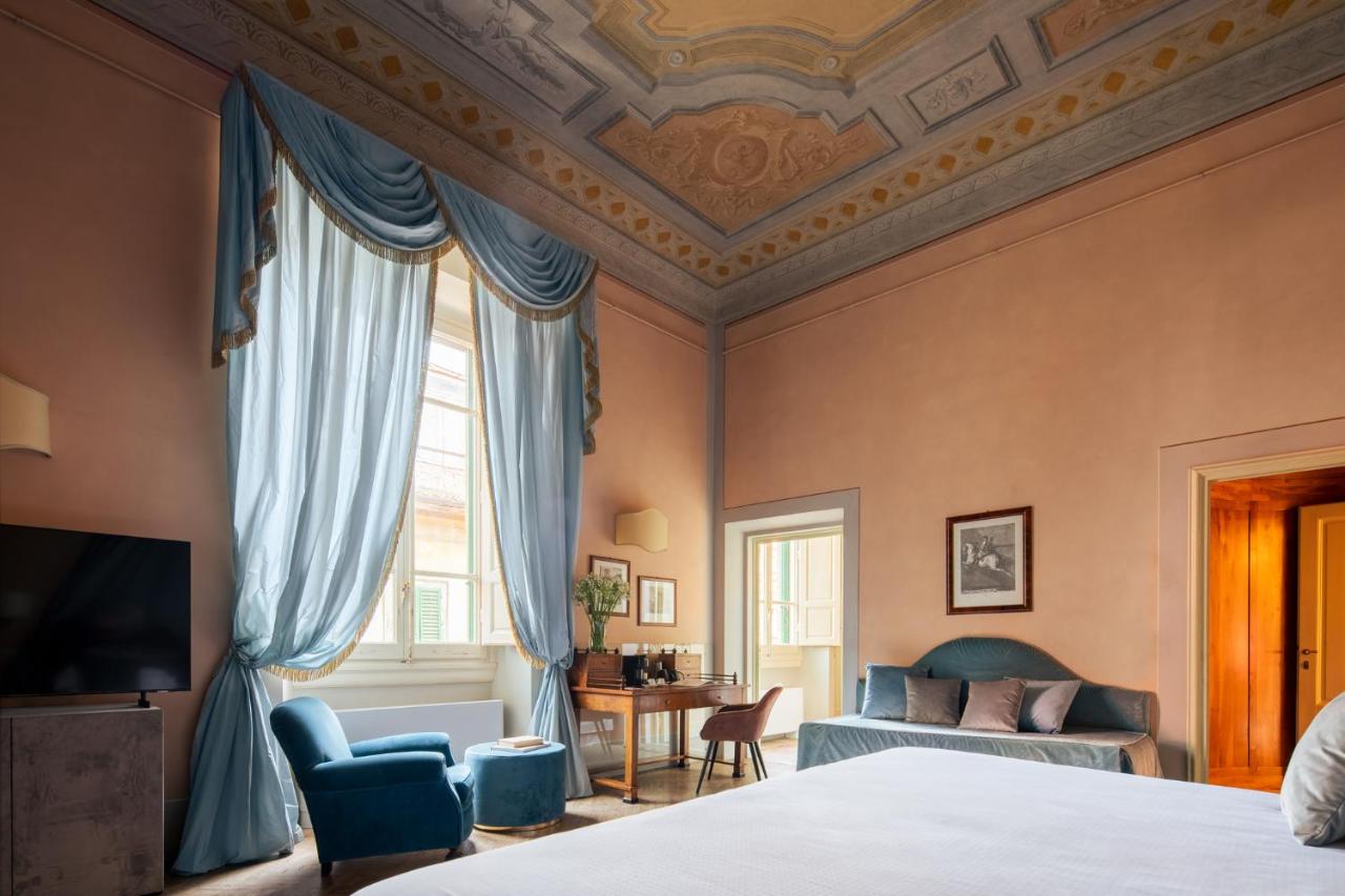 een slaapkamer met een bed, een bank en een raam bij Loggiato Dei Serviti in Florence