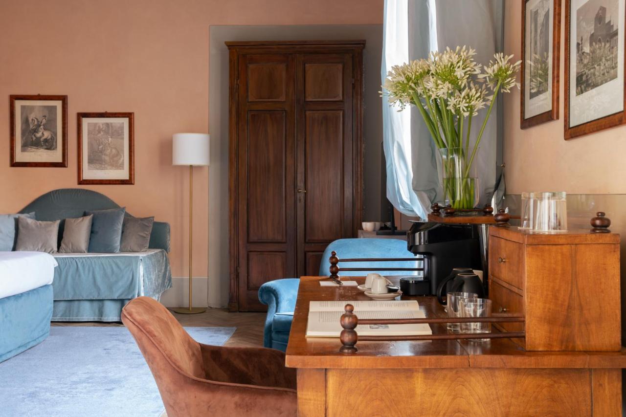 een woonkamer met een bank en een tafel bij Loggiato Dei Serviti in Florence