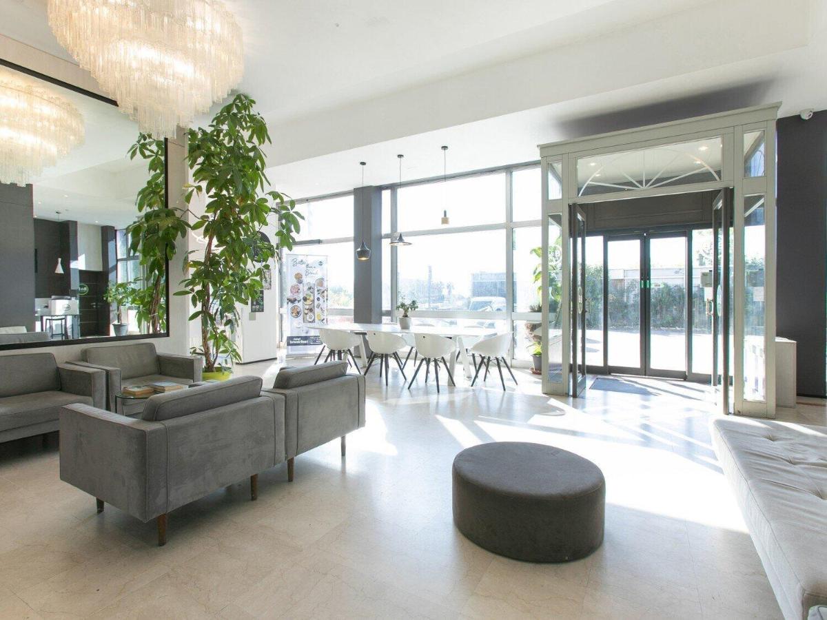 een woonkamer met een bank en een tafel bij B&B Hotel Savona in Savona