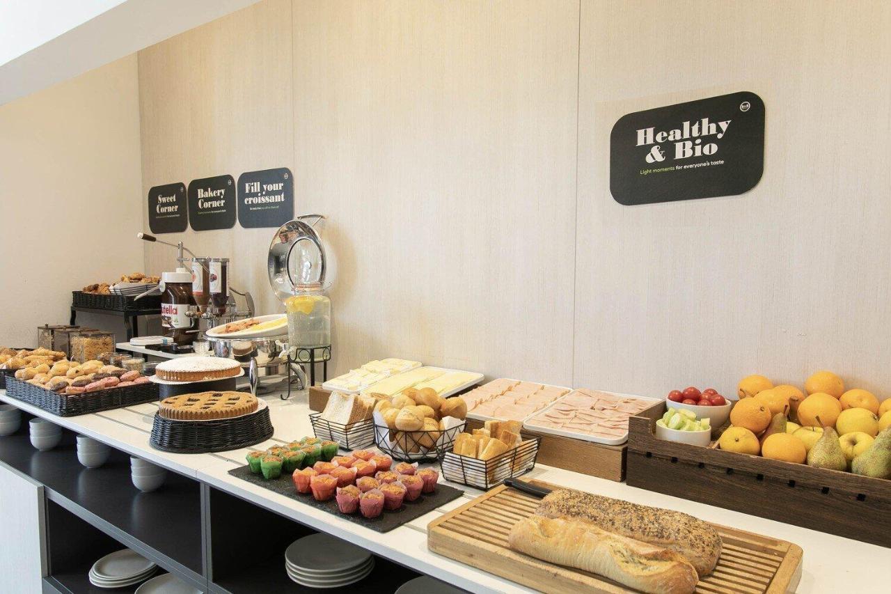 een buffetlijn met diverse soorten gerechten die tentoongesteld staan bij B&B Hotel Savona in Savona