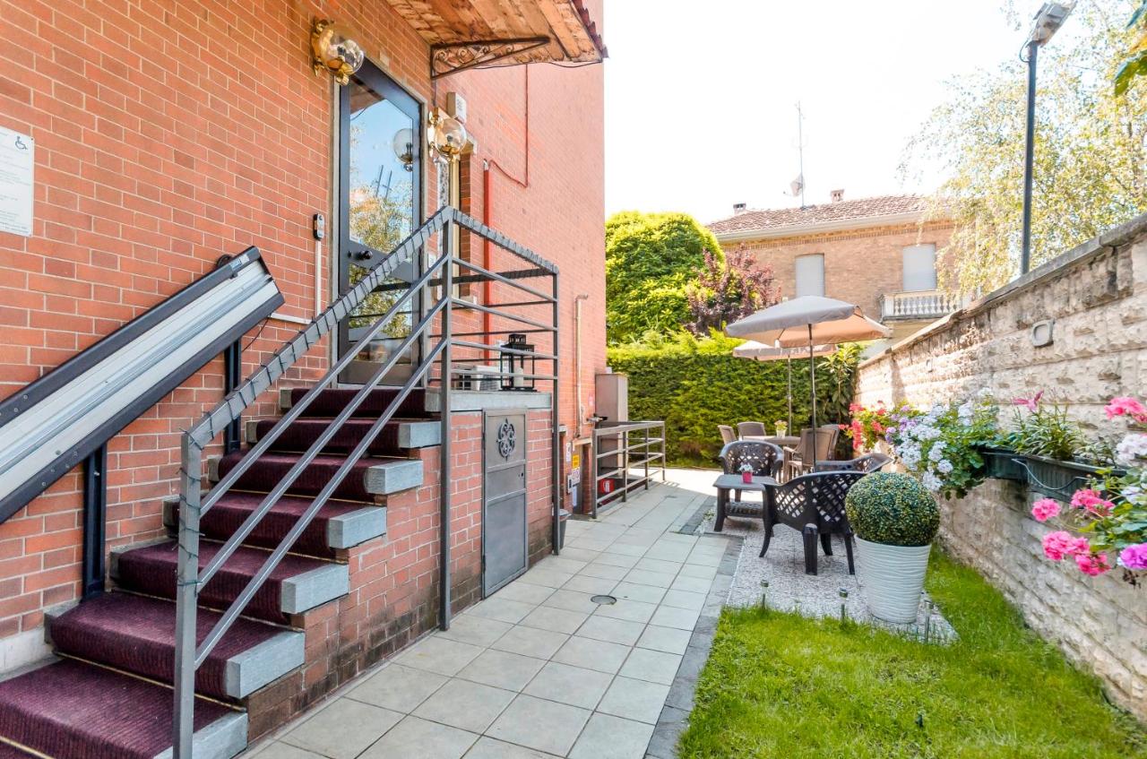 een bakstenen gebouw met een trap naast een patio bij Hotel Original in Turijn