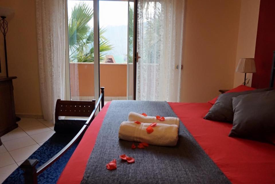 een slaapkamer met een bed met een handdoek met tomaten erop bij Park Hotel Paradiso in Piazza Armerina