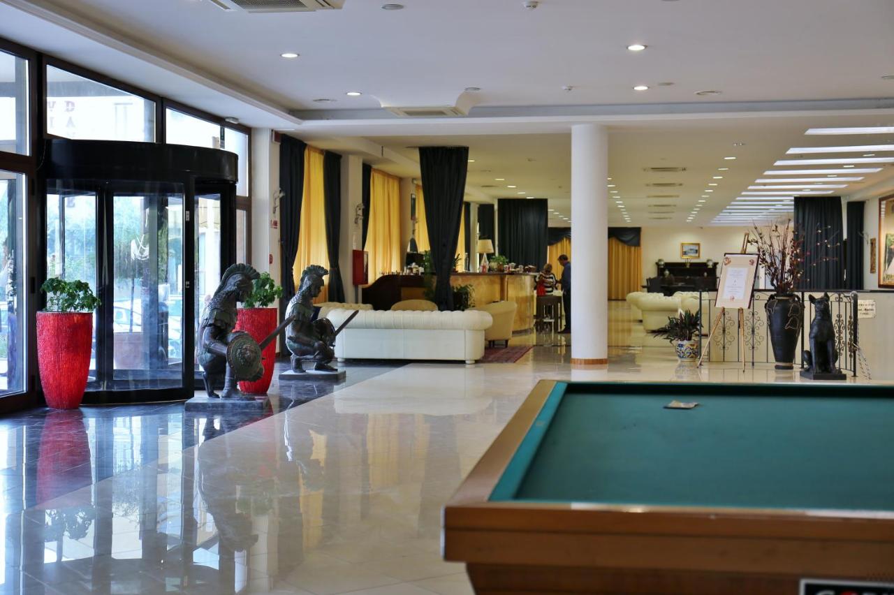 een lobby met een biljarttafel in een kamer bij Park Hotel Paradiso in Piazza Armerina +15 foto's