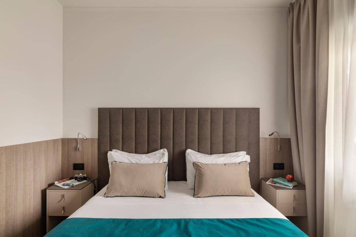 een slaapkamer met een groot bed met een groot hoofdeinde bij Living Hotel Milano in Cornaredo