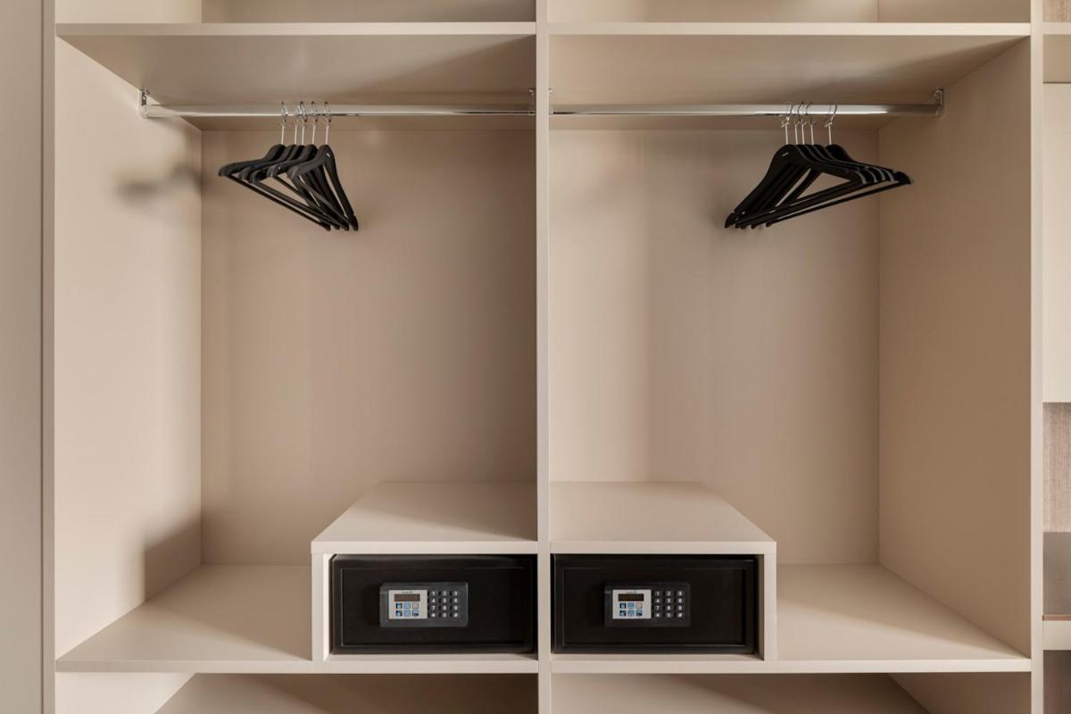 een inloopkast met twee zwarte paraplu's bij Living Hotel Milano in Cornaredo