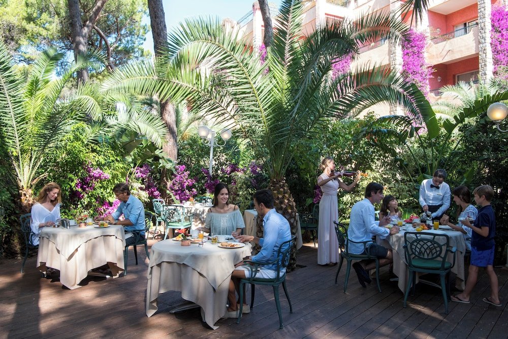 Tropische tuin met palmbomen — Forte Village - Hotel Le Palme
