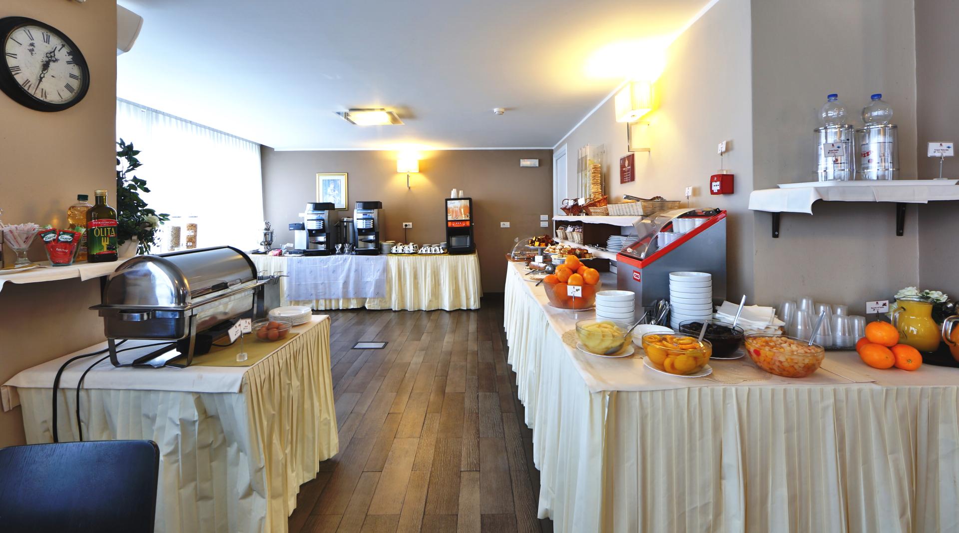 Hotel Regal & Apartments image 2