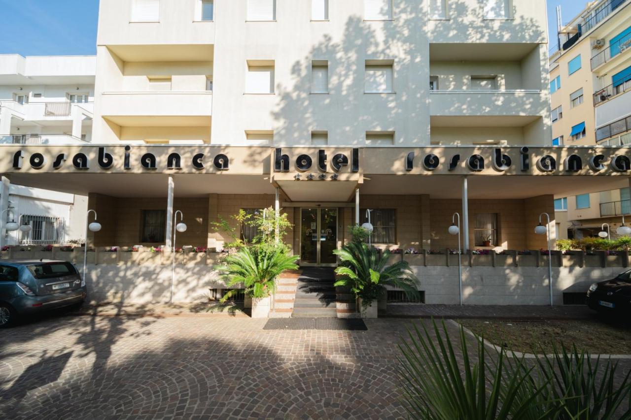 een hotel tegenover een gebouw bij Hotel Rosabianca in Rimini