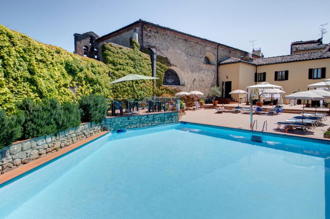 een groot zwembad voor een gebouw bij Hotel San Lino in Volterra