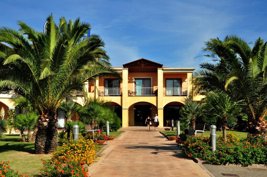 Mediterraans hotelgebouw — Hotel Santa Gilla