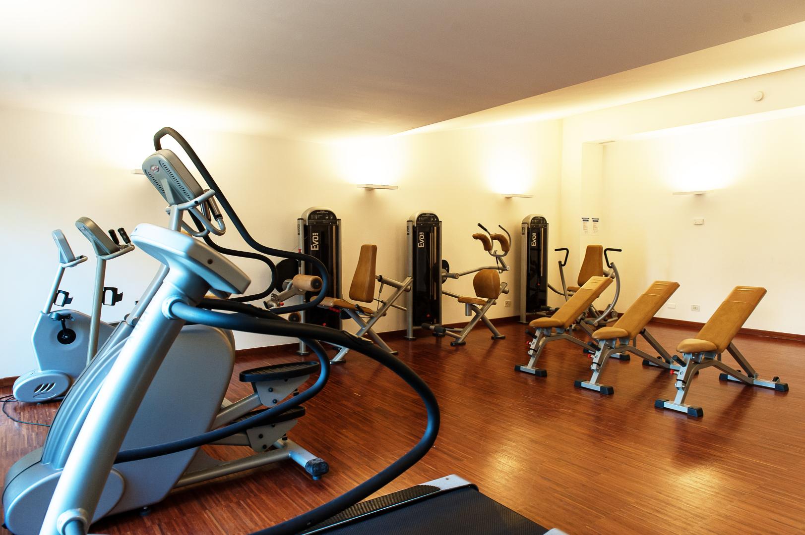 Fitnessruimte met cardio-apparaten — Hotel Santa Gilla