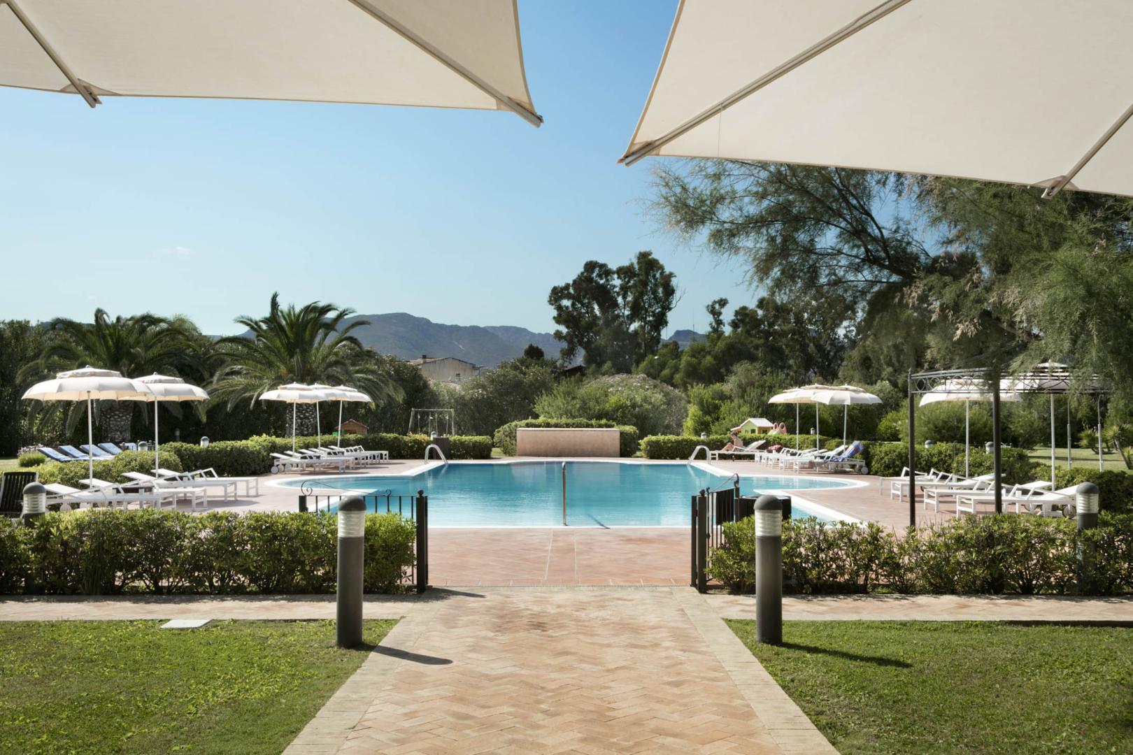 Buitenzwembad met ligbedden — Hotel Santa Gilla