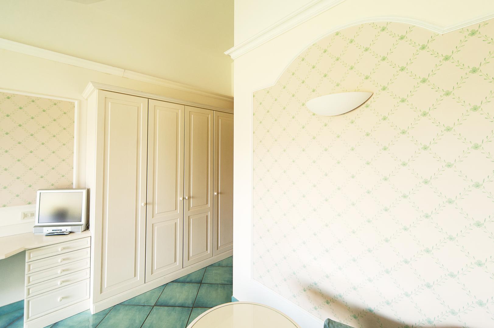Badkamer met inloopdouche — Hotel Santa Gilla