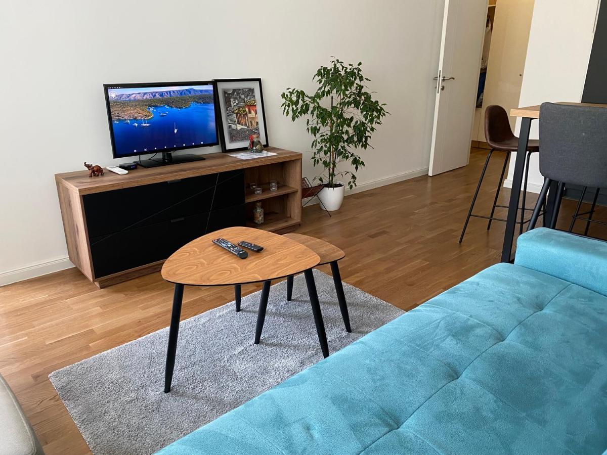 een woonkamer met een blauwe bank en een tafel bij Zeus in Hiseti +11 foto's