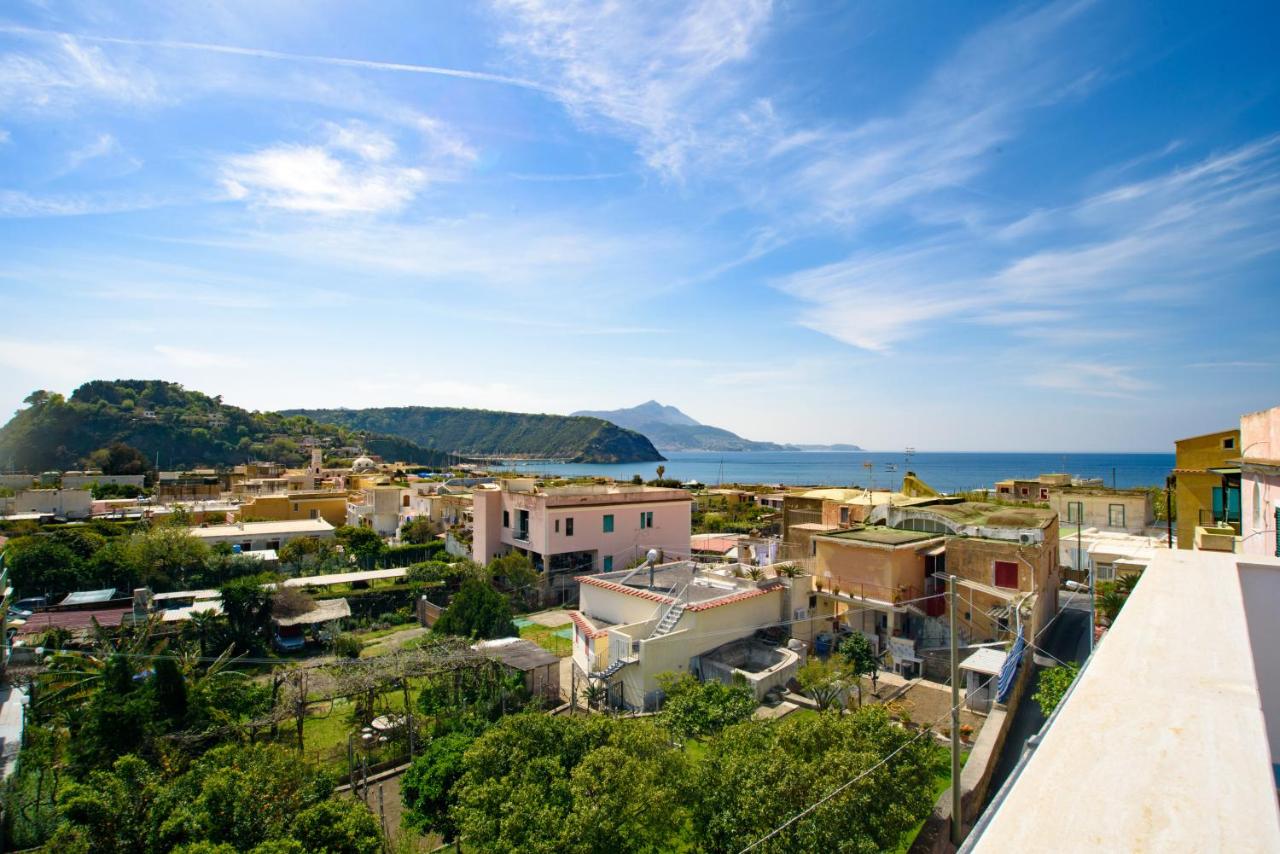 een stadsgezicht met de oceaan op de achtergrond bij Hotel Celeste in Procida
