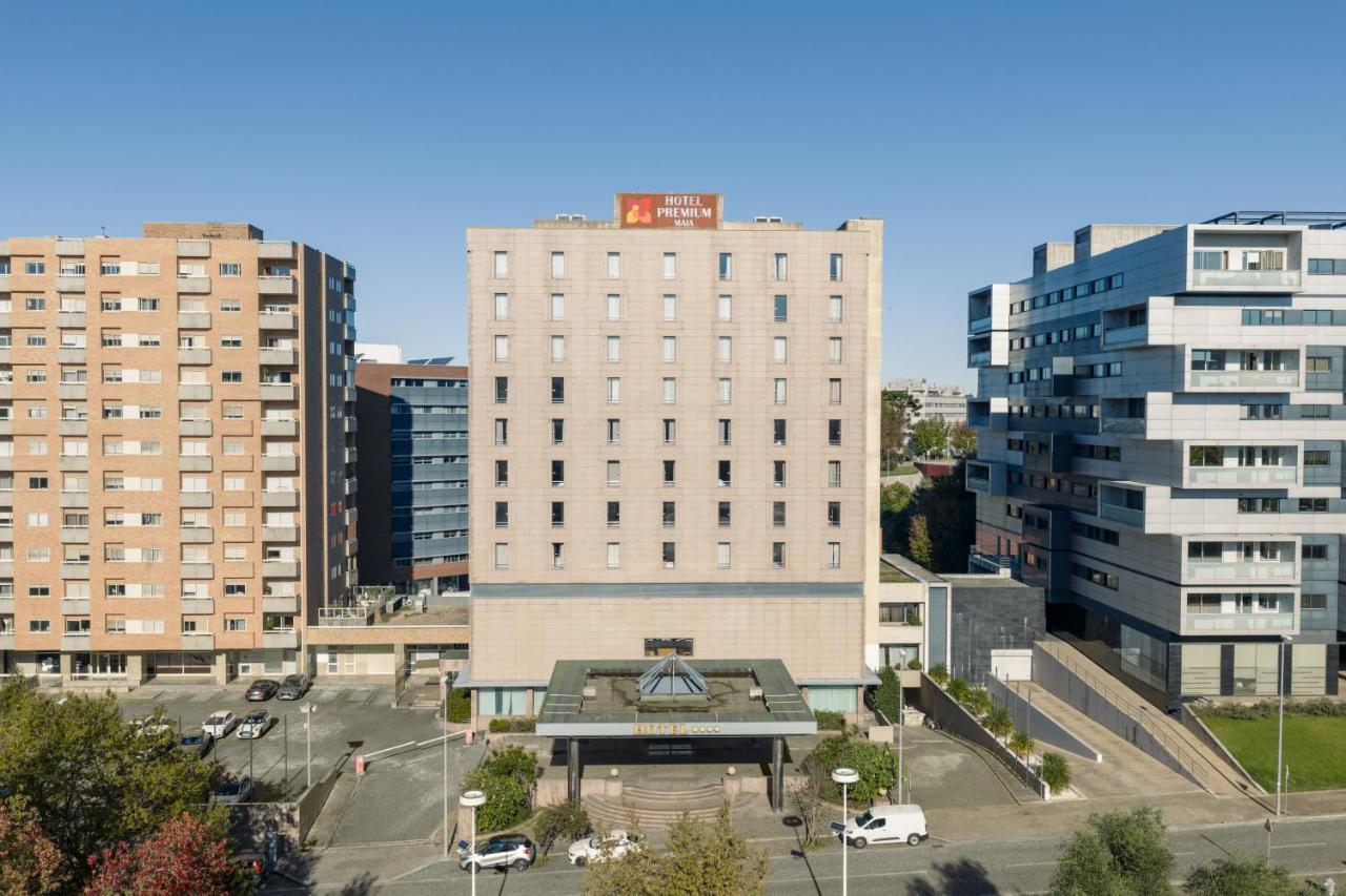 een gebouw in een stad met hoge gebouwen bij Hotel Premium Porto Maia in Maia