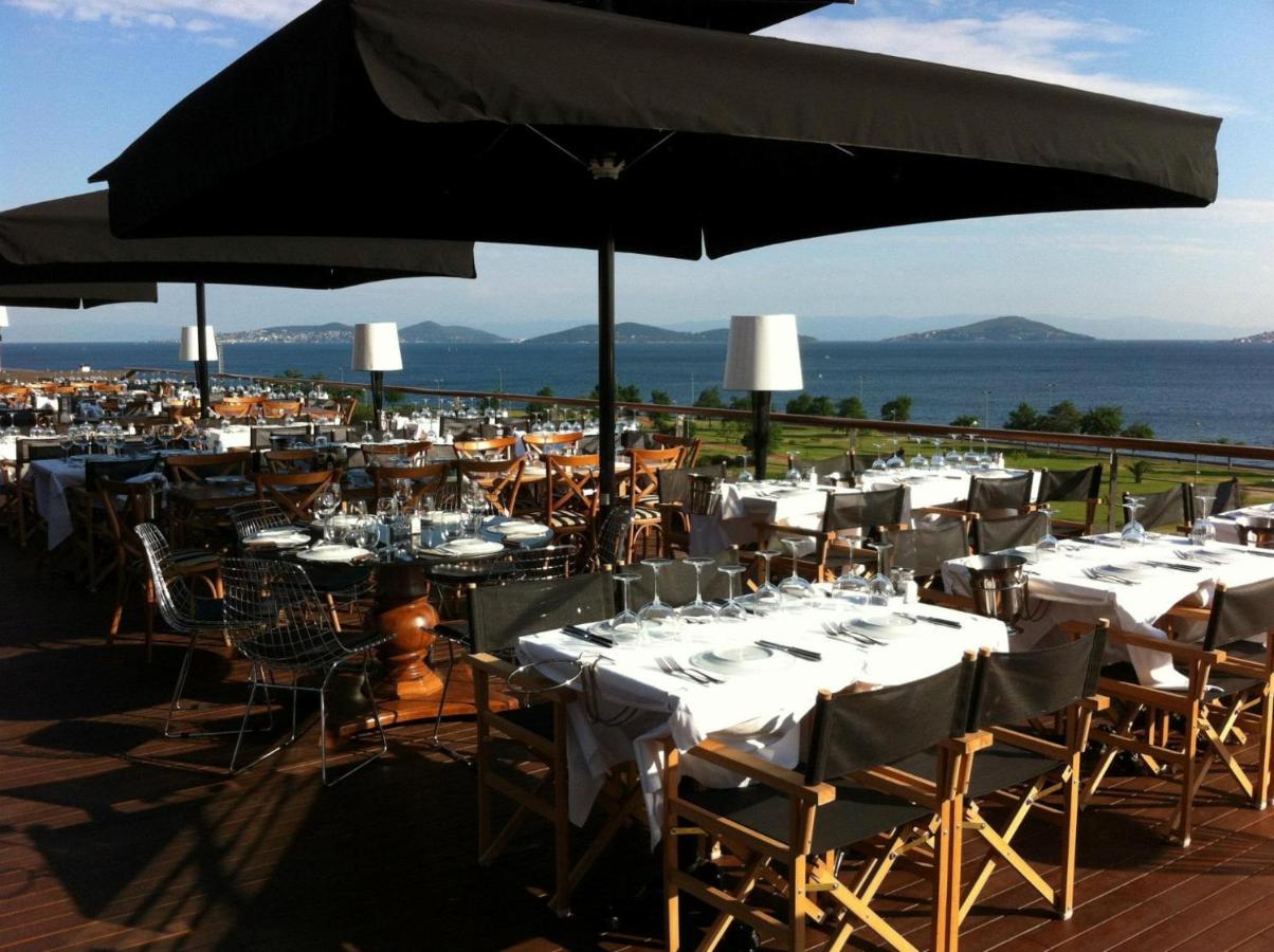 een restaurant met tafels, stoelen en een parasol bij Hotel Suadiye in Istanbul +36 foto's