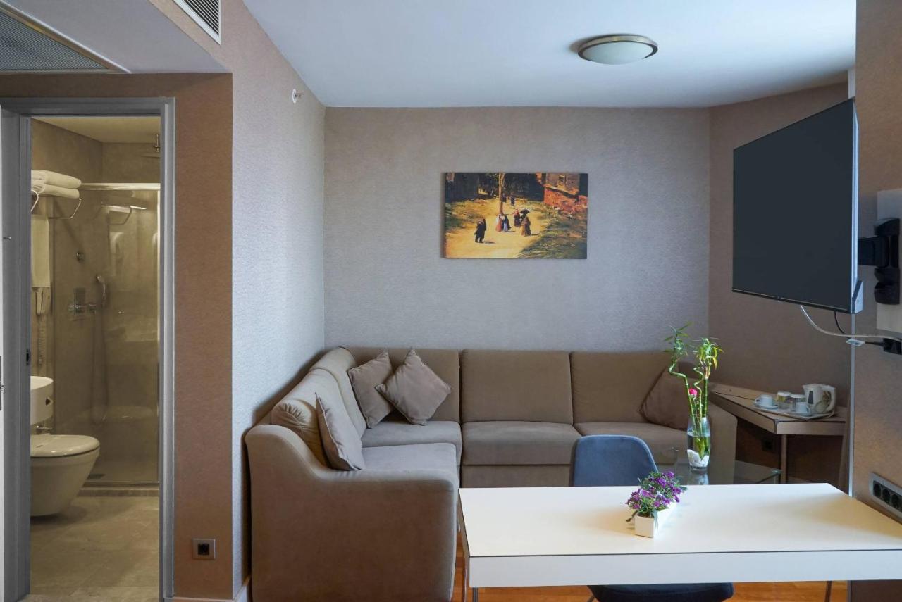 een woonkamer met een bank en een tafel bij Hotel Troya in Istanbul