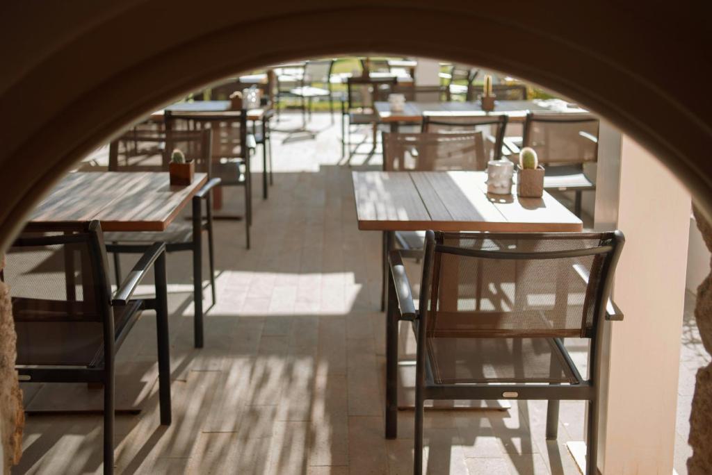 Restaurant met gedekte tafels — Lanthia Resort