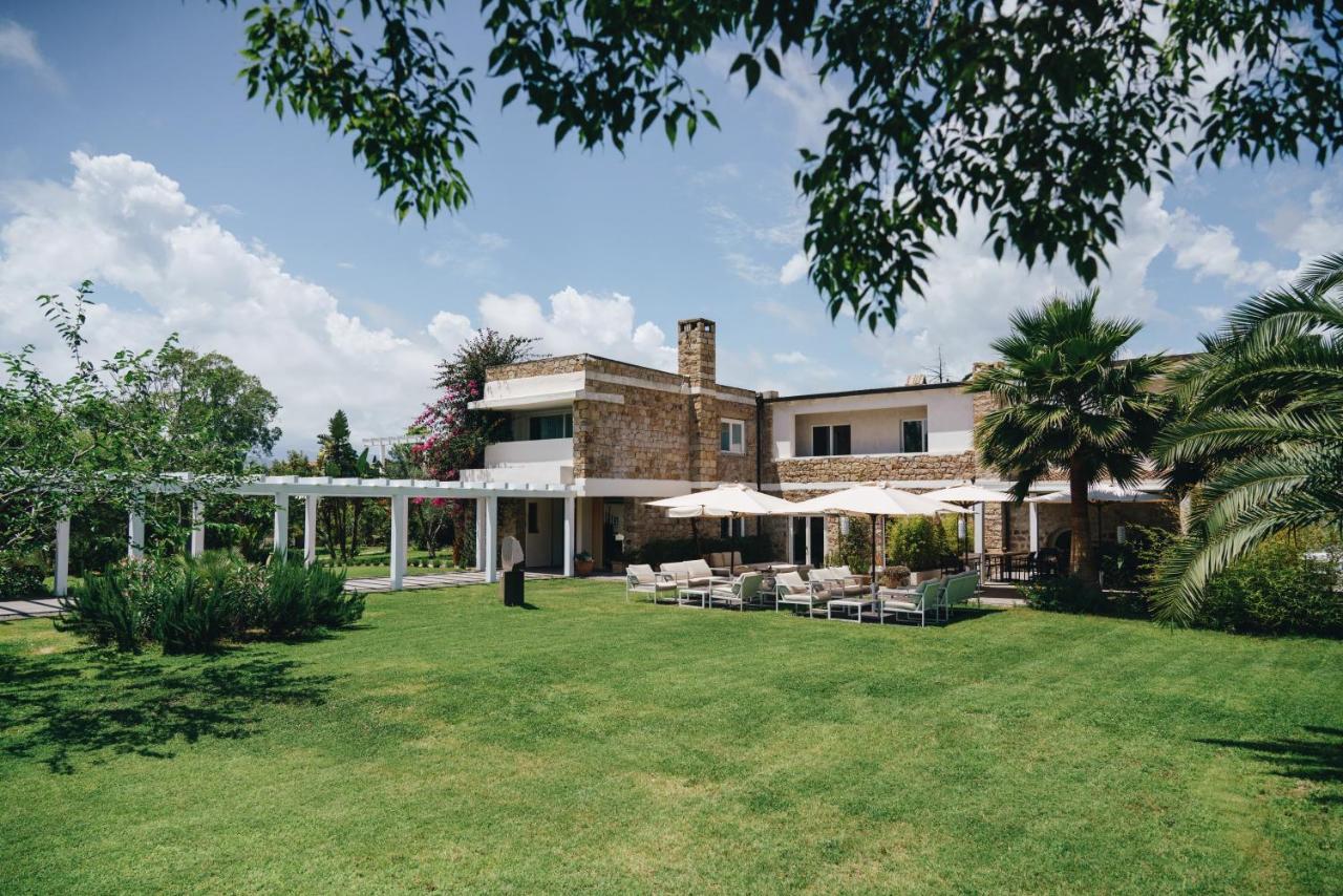 Een exterieurfoto van een huis met een gazon. bij Lanthia Resort in Santa Maria Navarrese
