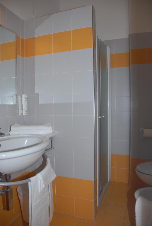 een badkamer met een toilet, een wastafel en een douche bij Hotel Majestic in Pesaro