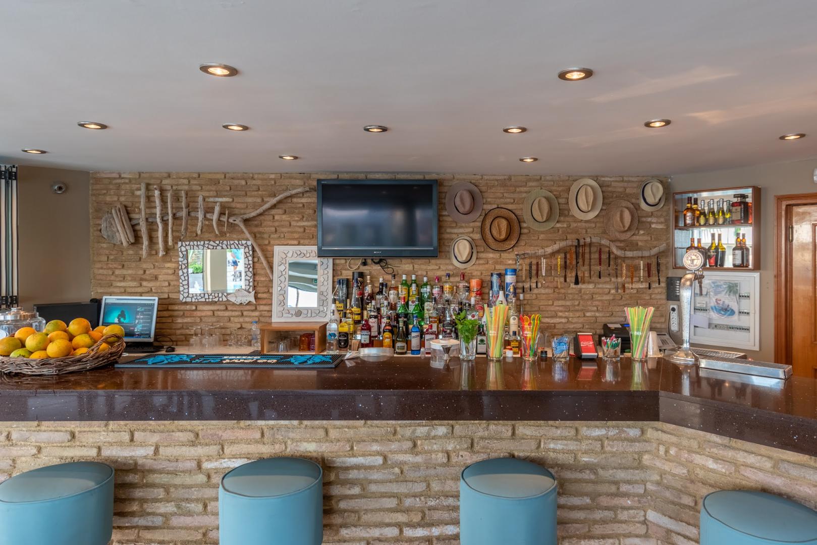 Bar met drankenselectie — Dedalos Hotel