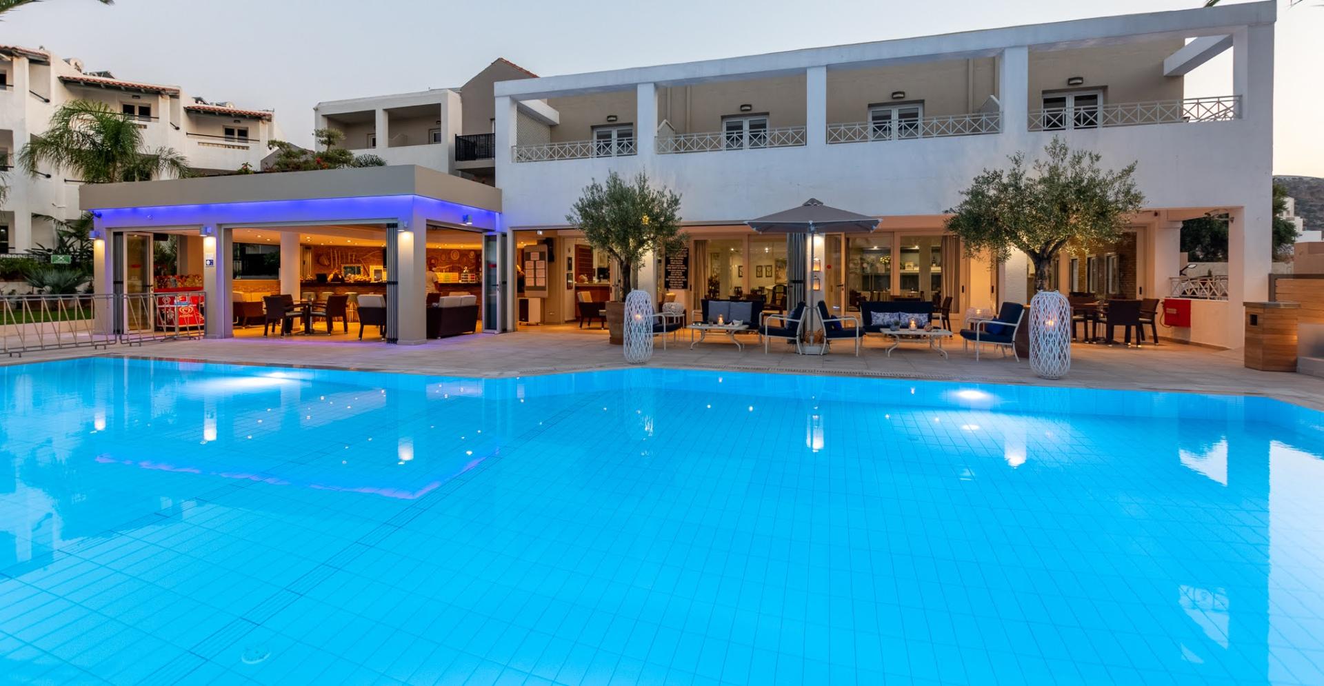 Buitenzwembad met ligbedden — Dedalos Hotel
