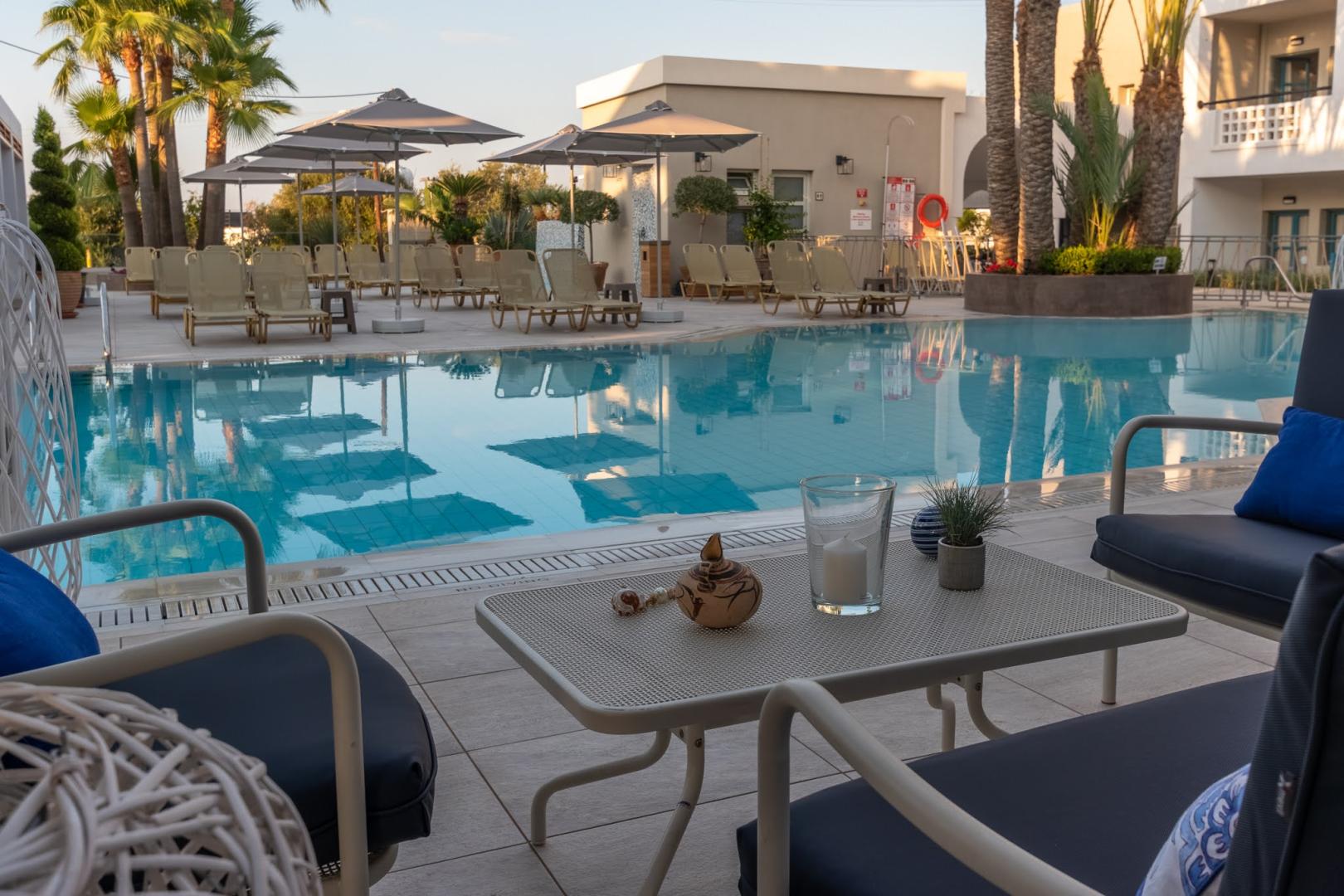 Buitenzwembad met ligbedden — Dedalos Hotel