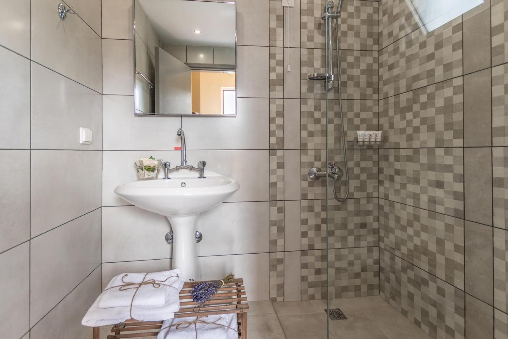 Badkamer met inloopdouche — Dedalos Hotel