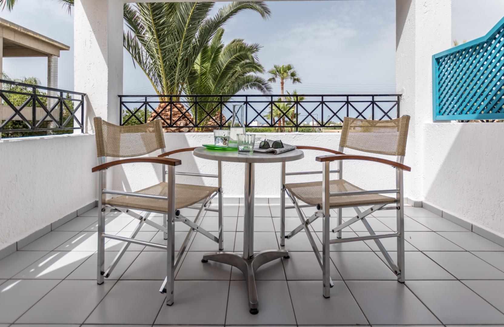 Restaurant met gedekte tafels — Dedalos Hotel