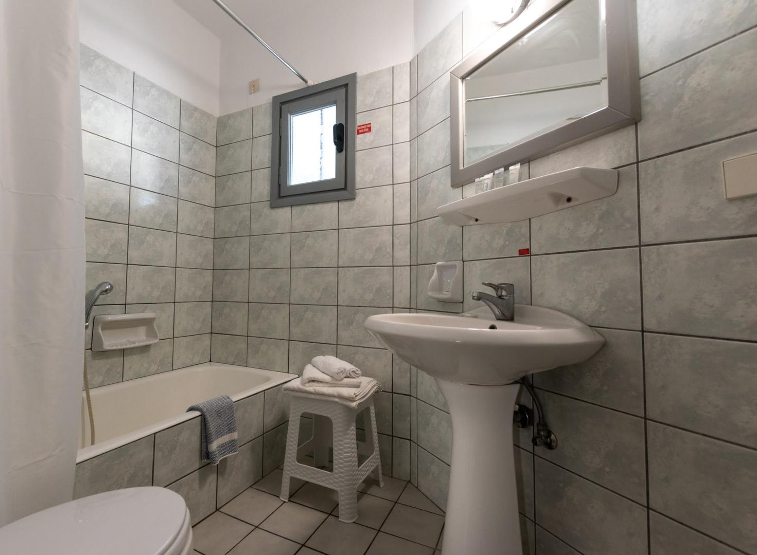 Badkamer met inloopdouche — Dedalos Hotel