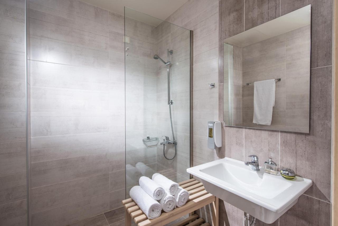 een badkamer met een wastafel en een douche bij Malliotakis Beach Hotel "by Checkin" in Stalida