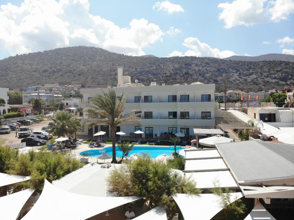 een uitzicht op het hotel en het zwembad bij Malliotakis Beach Hotel "by Checkin" in Stalida
