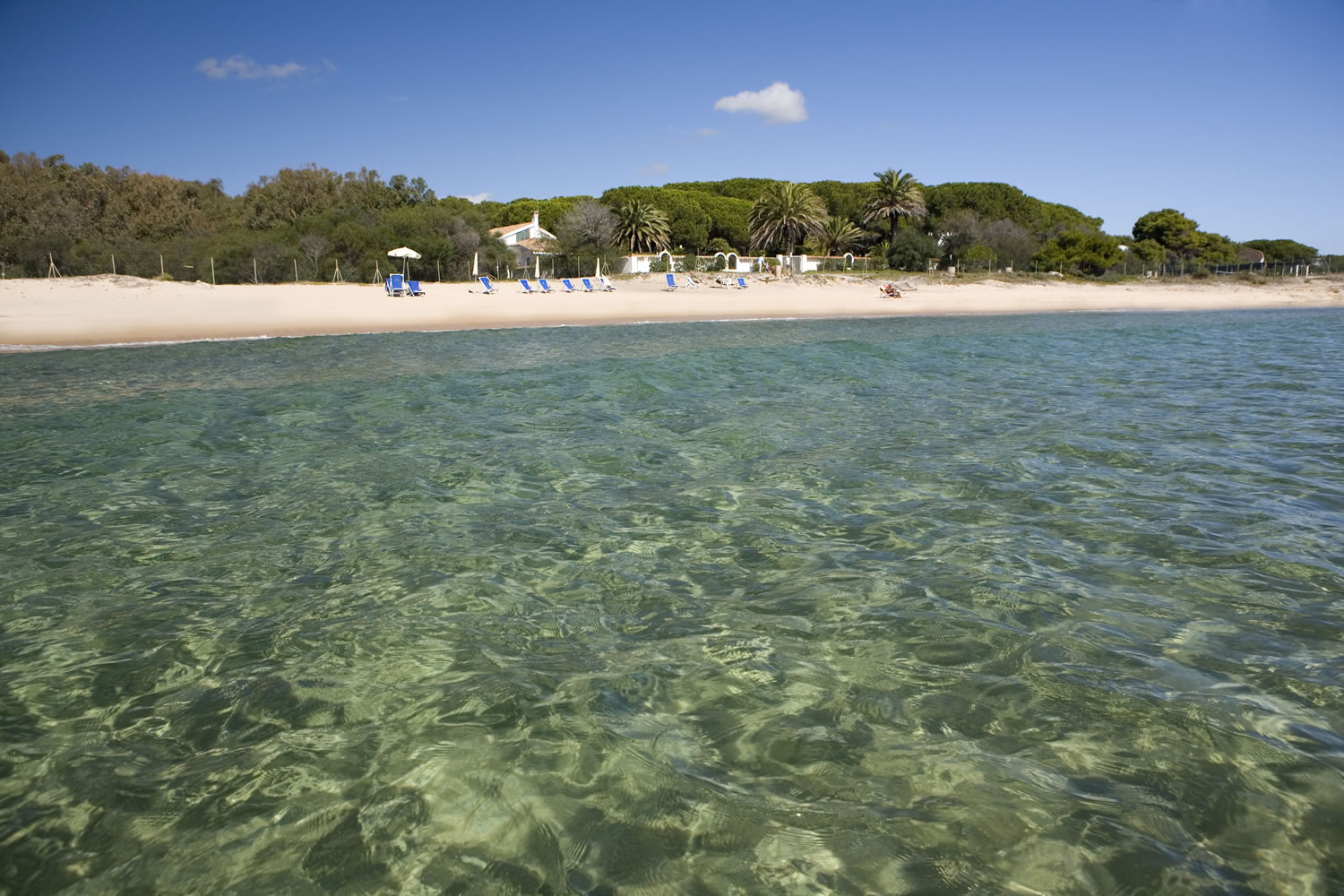 Wit zandstrand met turquoise water — Mare Pineta
