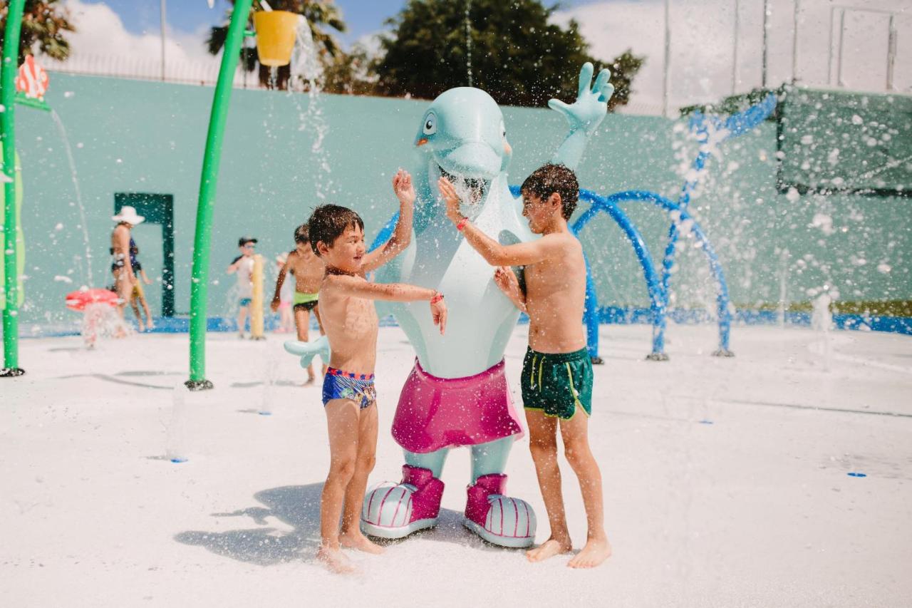 Twee jongens spelen met een opblaaspop in een waterpark. bij Maspalomas Resort by Dunas in Maspalomas