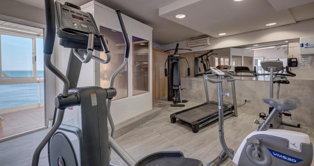 een sportschool met meerdere hometrainers en een loopband bij Hotel Rosamar Maxim 4*- Adults Only in Lloret de Mar