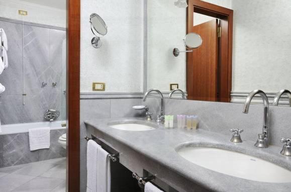 een badkamer met twee wastafels en een douche bij Hotel Mecenate Palace in Rome