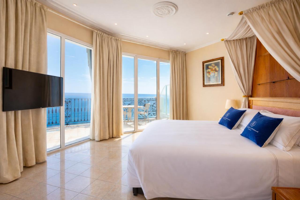 een slaapkamer met een groot bed en een groot raam bij LVG Hotel Collection - Grand Hotel Mediterranee in Alassio