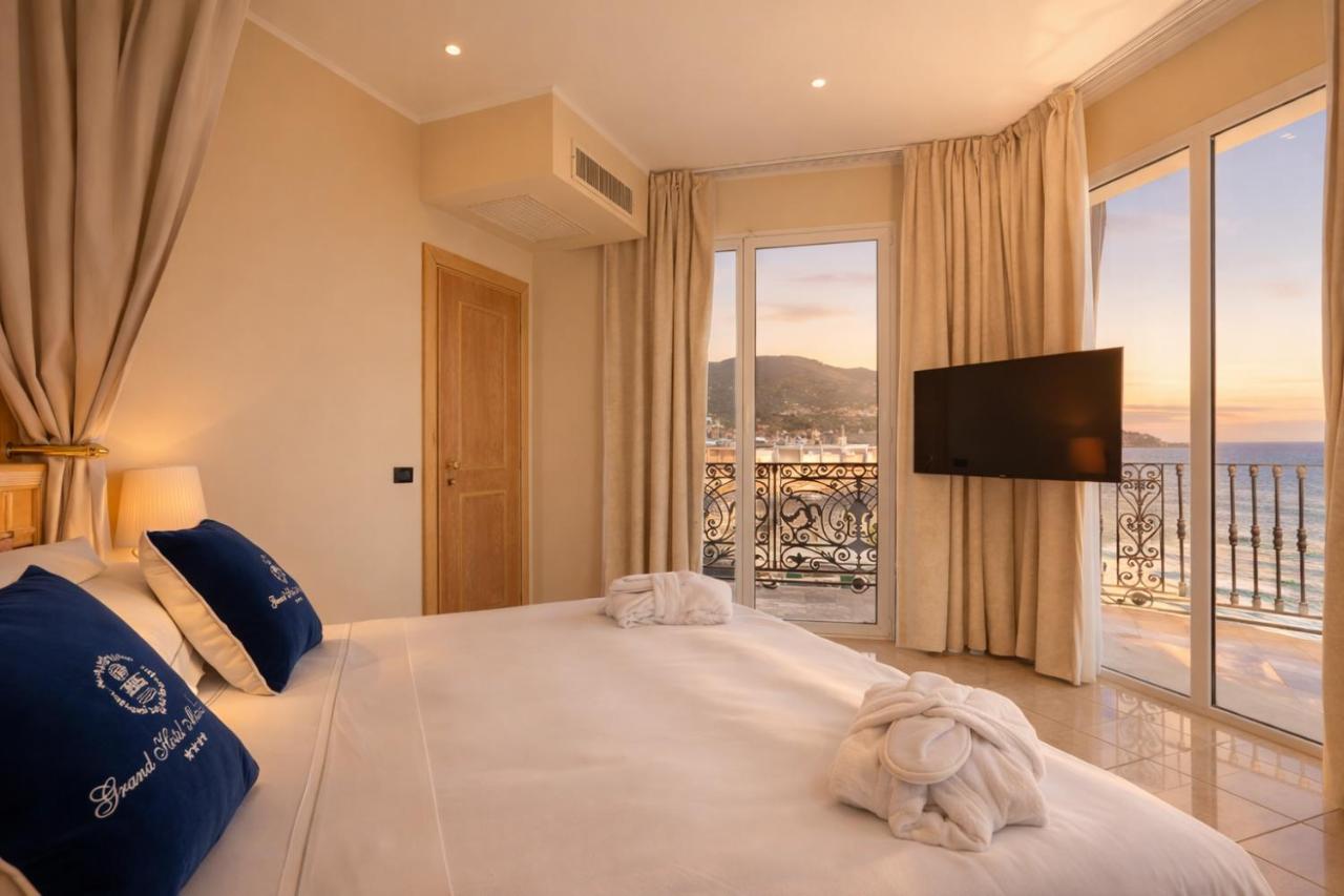 een slaapkamer met een groot bed en een groot raam bij LVG Hotel Collection - Grand Hotel Mediterranee in Alassio