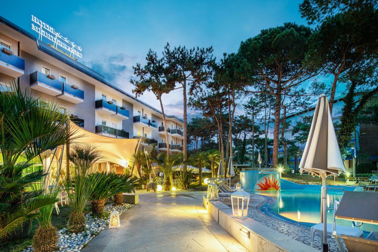 een hotel met een zwembad en een resort bij Hotel Mediterraneo in Lignano Sabbiadoro