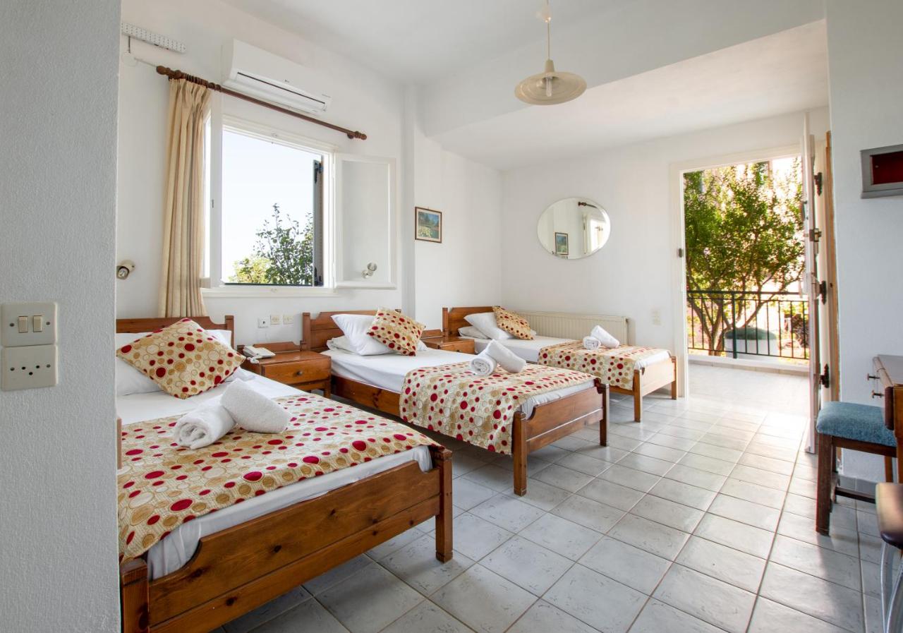 een kamer met vier bedden en een raam bij Villa Medusa in Chersonissos +90 foto's