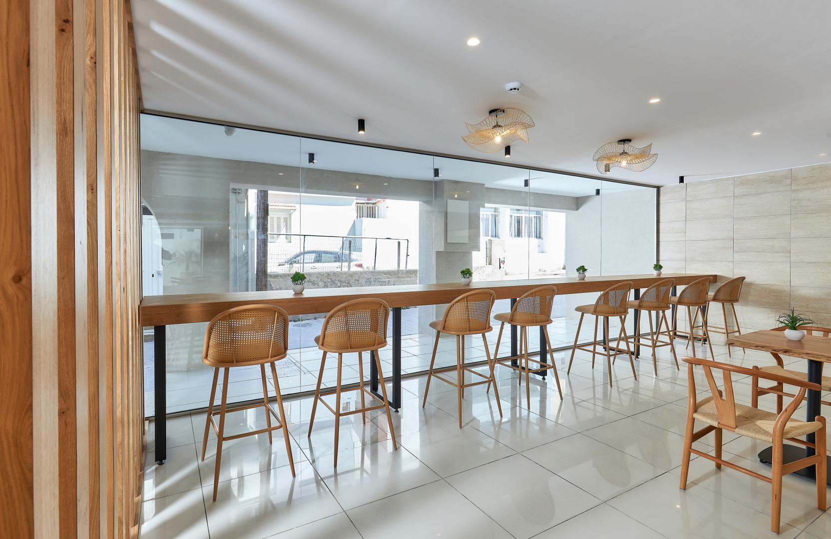 Restaurant met gedekte tafels — Lotus Rise Hotel