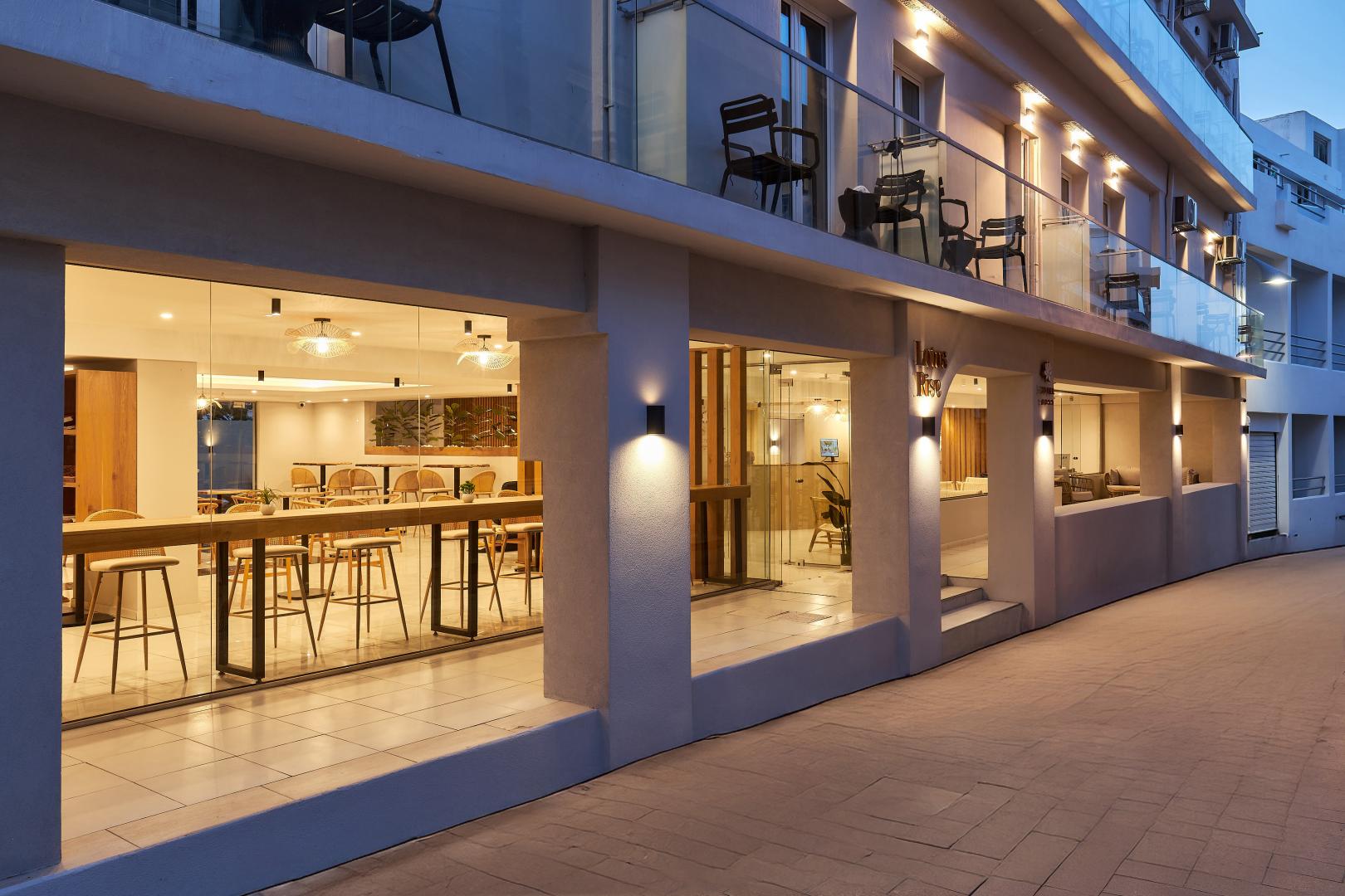 Restaurant met gedekte tafels — Lotus Rise Hotel