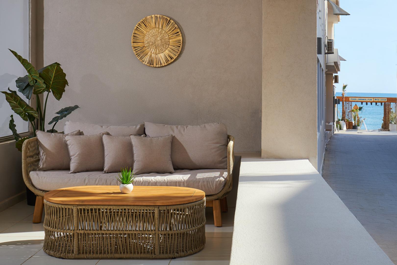 Houten dek met ligbedden — Lotus Rise Hotel