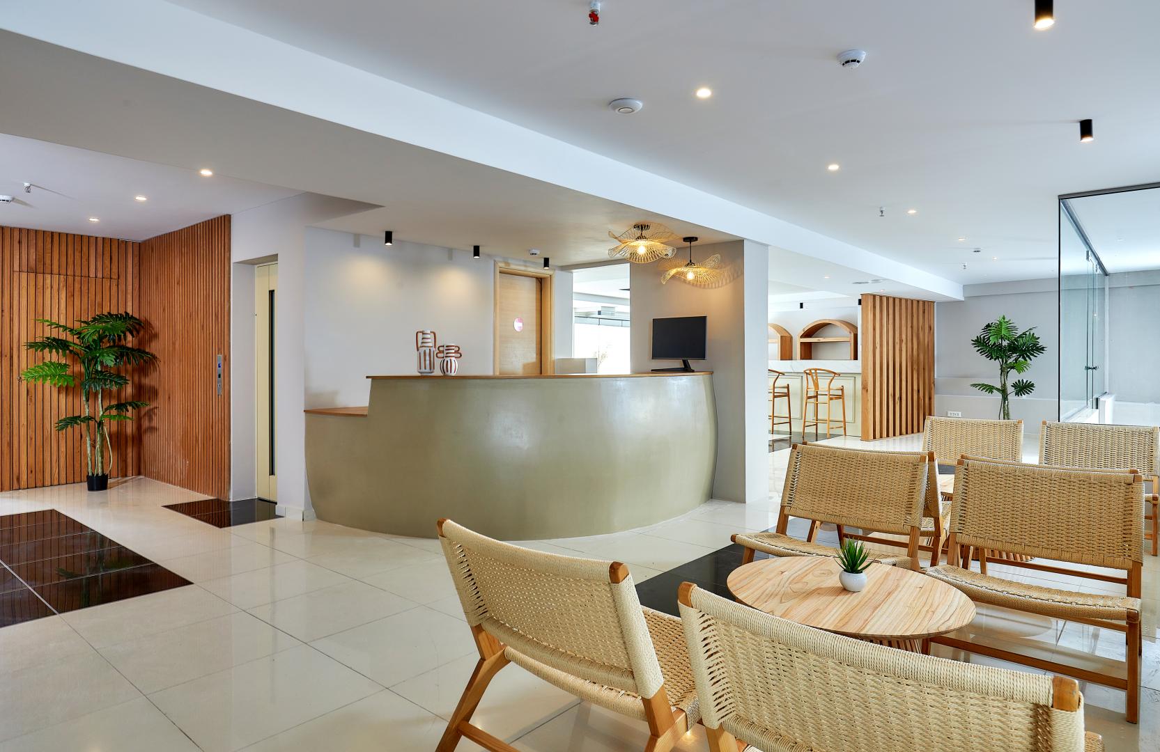 Lobby met receptie — Lotus Rise Hotel