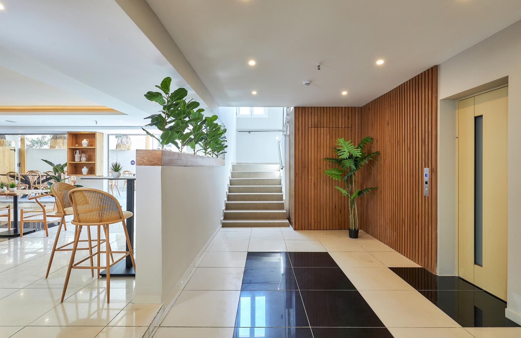 Lobby met receptie — Lotus Rise Hotel