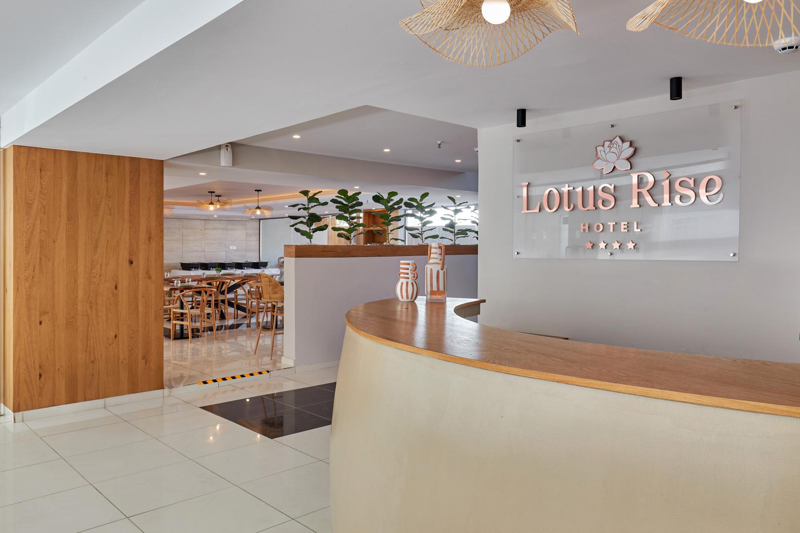 Lobby met receptie — Lotus Rise Hotel