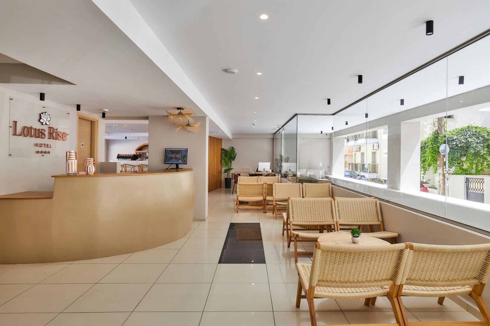 Lobby met receptie — Lotus Rise Hotel